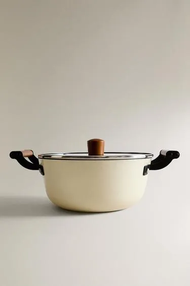 Железный горшок с крышкой