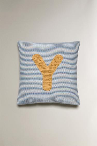 Zara Детская подушка с вышитой буквой Y купить с доставкой.