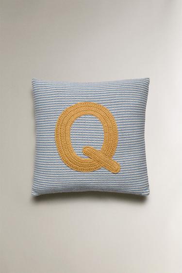 Zara Детская подушка с вышитой буквой Q купить с доставкой.