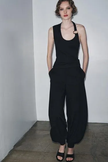 RIBBED TOP WITH METAL DETAIL