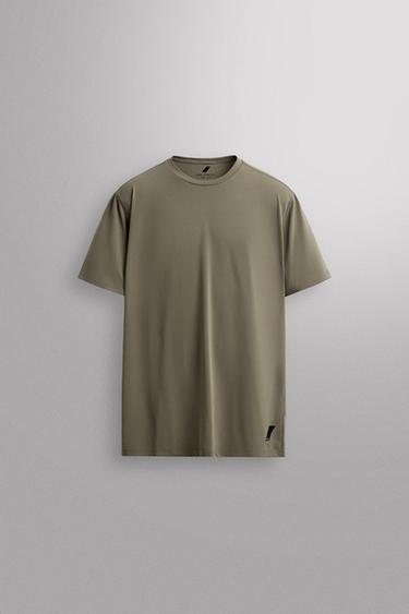 Zara Базовая футболка из высокотехнологичной ткани