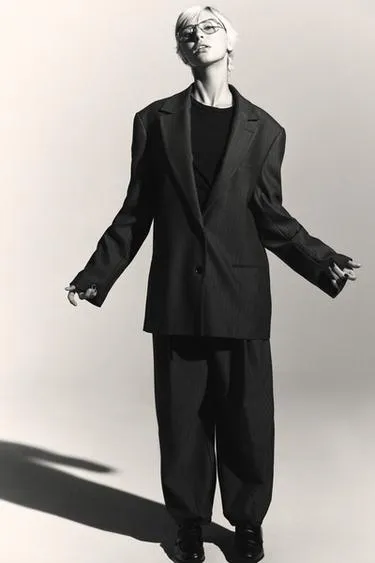 OVERSIZE MULTI-POSITION BUTTON BLAZER