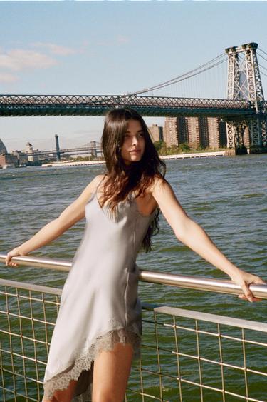 Zara Атласное платье асимметричного кроя с кружевом