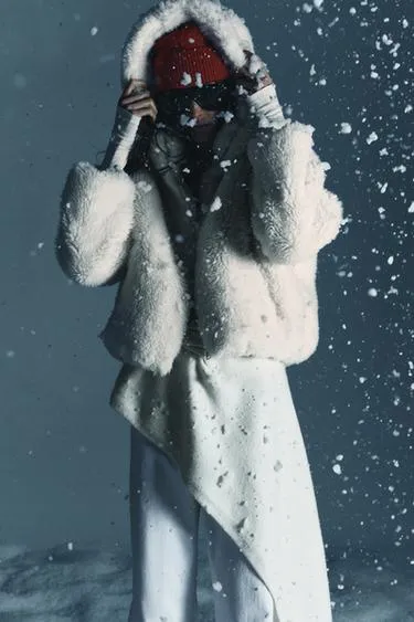 Утепленный бомбер из искусственного меха с капюшоном- Заказать в России