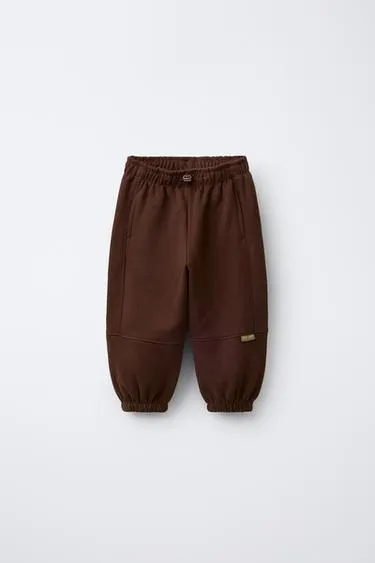 Брюки-джоггеры с нашивкой