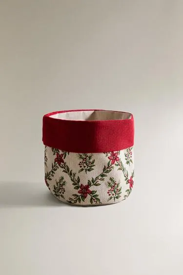Плетеная корзина для хлеба с новогодним узором из цветов ZARA