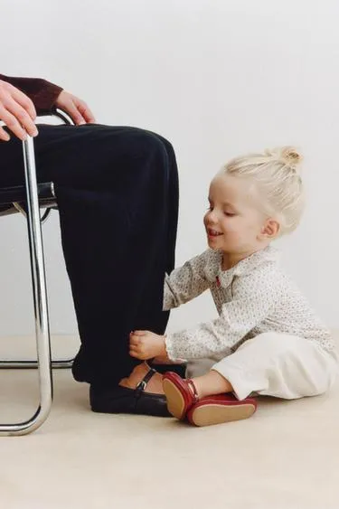 Футболка с отложным воротником и цветочным принтом