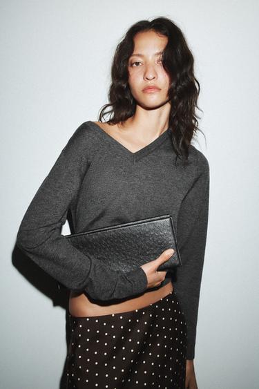 Zara Удлиненный клатч с тиснением купить с доставкой.