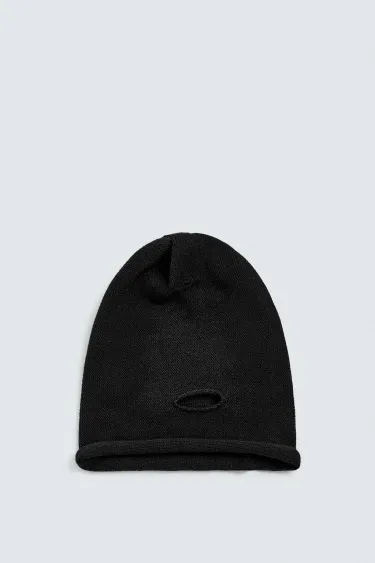 Трикотажная шапка с эффектом рваных деталей- Заказать в России