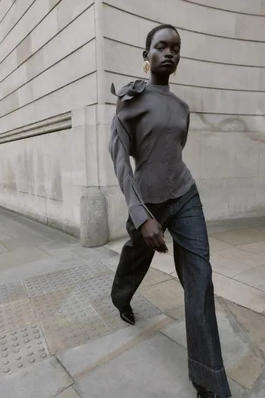 Блуза с вырезом на плече и завязками- Заказать в России