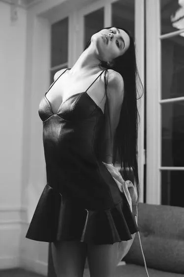 Короткое платье из искусственной кожи с воланами