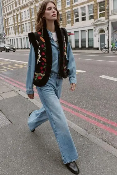 Комбинированный жилет с вышивкой и искусственным мехом