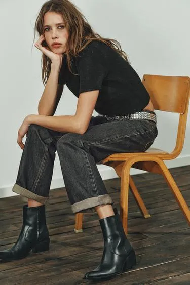 Кожаные ботильоны в ковбойском стиле с декоративной строчкой