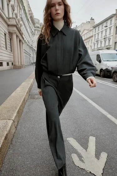 Брюки в тонкую полоску с регулируемыми манжетами- Заказать в России