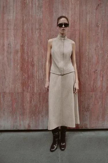 Топ без рукавов с воротником-стойкой