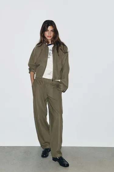 Мягкий бомбер на молнии