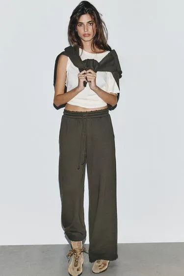 Брюки с эффектом потертости, звездами и заклепками- Заказать в России