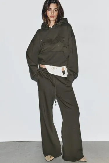 Толстовка с эффектом потертости, звездами и заклепками