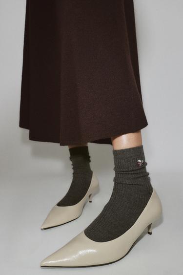 Zara Гладкие носки с цветком и кристаллами купить с доставкой.