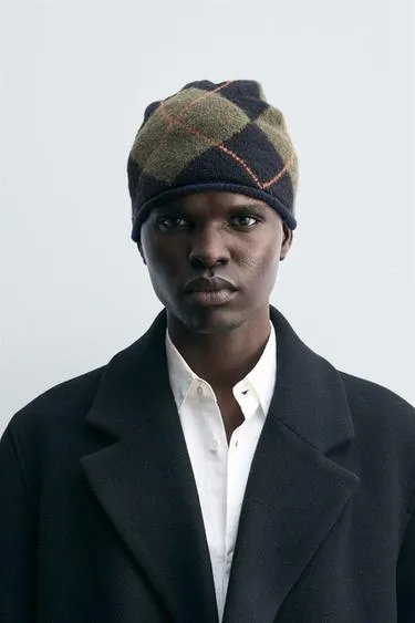 Жаккардовая шапка бини с узором «ромбы»