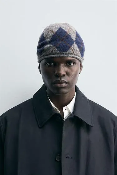 Жаккардовая шапка бини с ромбами