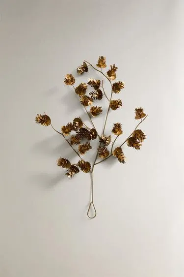 Рождественская ветка с шишками в античной отделке