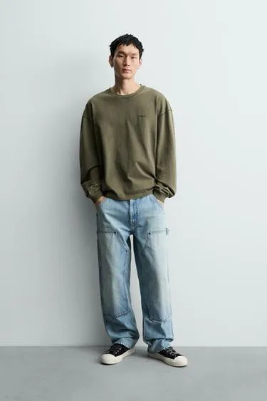 Футболка с эффектом потертости и рельефной ткани