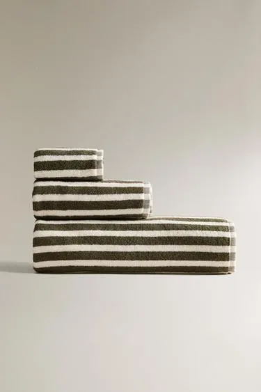 Полотенце для ванны с цветными полосами