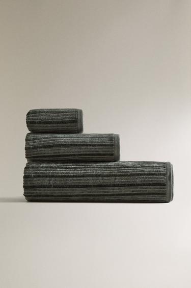 Zara Велюровое полотенце с текстурным полосатым узором купить с доставкой.