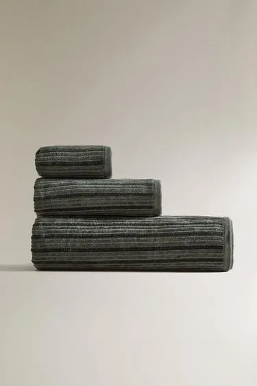 Велюровое полотенце с текстурным полосатым узором- Заказать в России