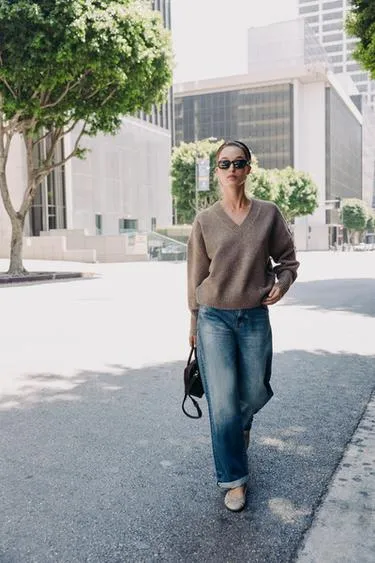 Мягкий трикотажный джемпер с V-образным вырезом