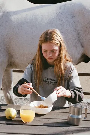 Футболка с рельефным текстом «верховая езда»