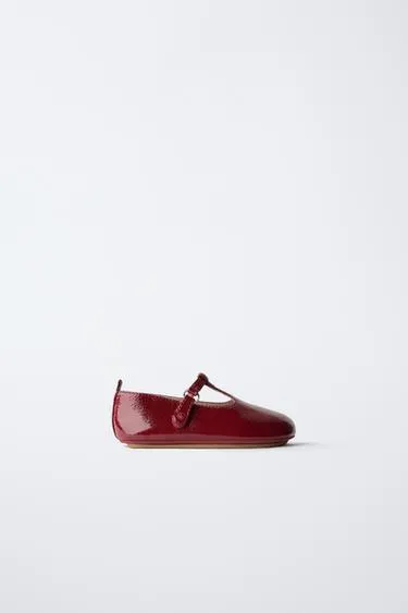 Туфли балетки с застежкой T-образной лентой и лаковым покрытием