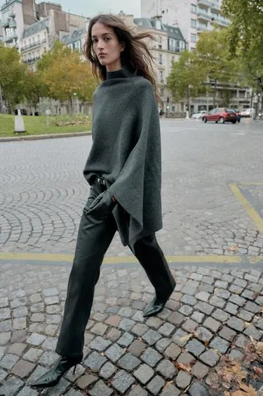 Трикотажная накидка с высоким воротником