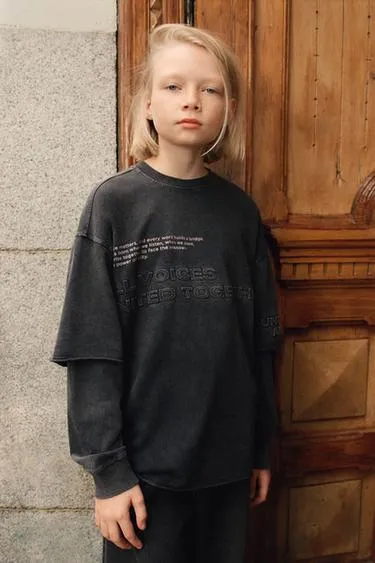 FADED-EFFECT T-SHIRT WITH DOUBLE SLEEVES AND RAISED SLOGAN- Заказать в России