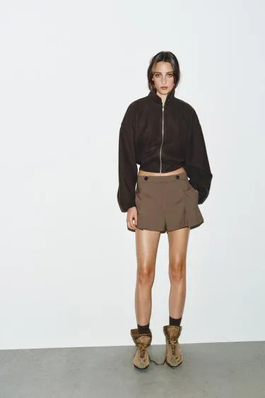 Шорты со складками и пуговицами