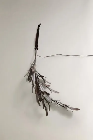 Светильник к новому году, большая ветка с листьями и огнями