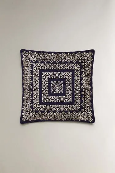 Зимняя вязаная подушка для декора- Заказать в России