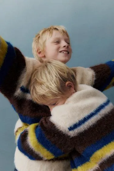 Вязаный свитер в полоску