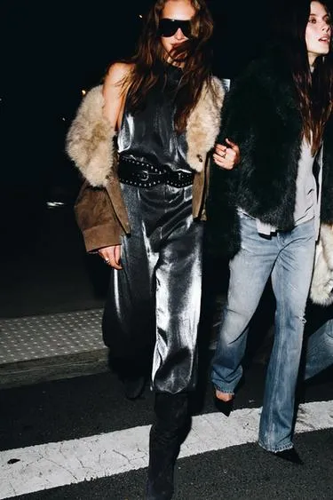 Комбинезон с глубоким вырезом и объемным подолом