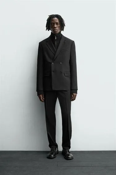 Комфортный двубортный брючный костюм