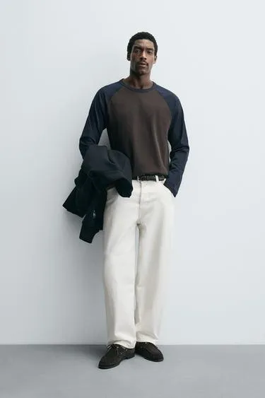 Футболка с блоками цветов и реглаными рукавами