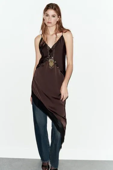 Атласное платье миди асимметричного кроя