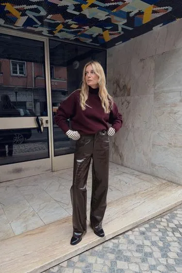 Мягкий трикотажный свитер с высоким воротником- Заказать в России