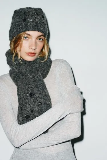 Шарф с вышивкой и бусинами