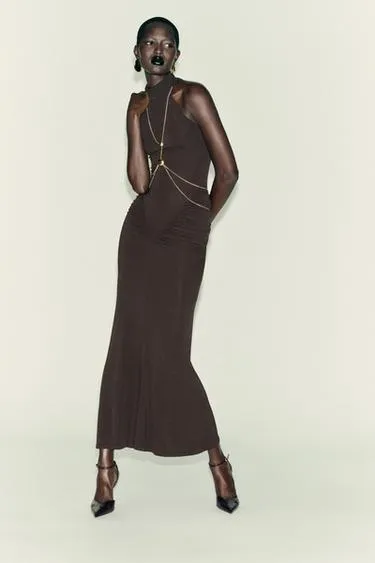 Платье с цепочкой и горловиной халтер- Заказать в России