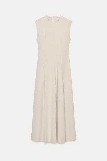 Длинное платье без рукавов