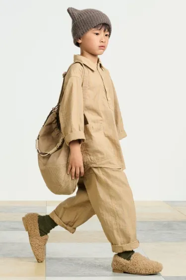 Сумка через плечо с отделкой, напоминающей хлеб, и съемным канатным элементом