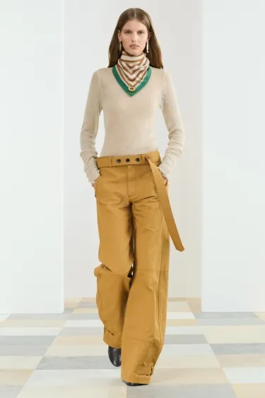 Свитер с высоким воротником