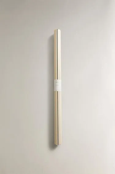 Бумажная упаковка для подарков на рождество с чередующимися полосами